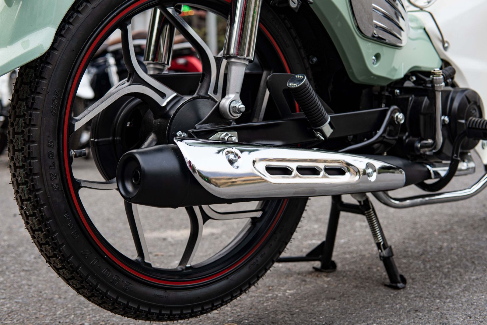 Vành đúc xe Cub 50cc Daelim IKD C3 tạo nét khỏe khoắn và hiện đại.